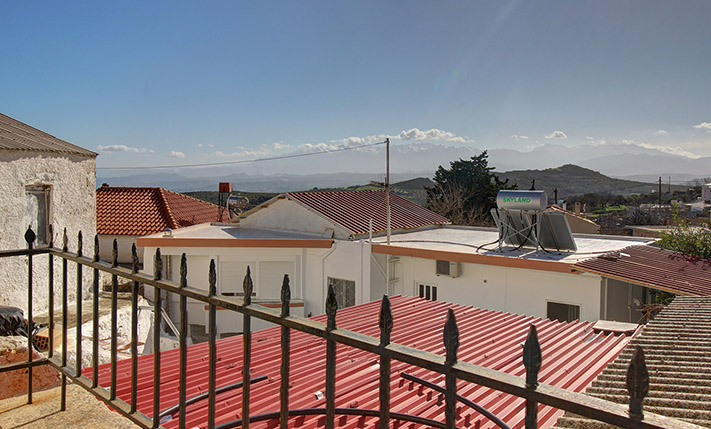 A HOUSE WITH A CHARACTER IN A PICTURESQUE ALLEY
