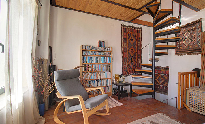 A HOUSE WITH A CHARACTER IN A PICTURESQUE ALLEY