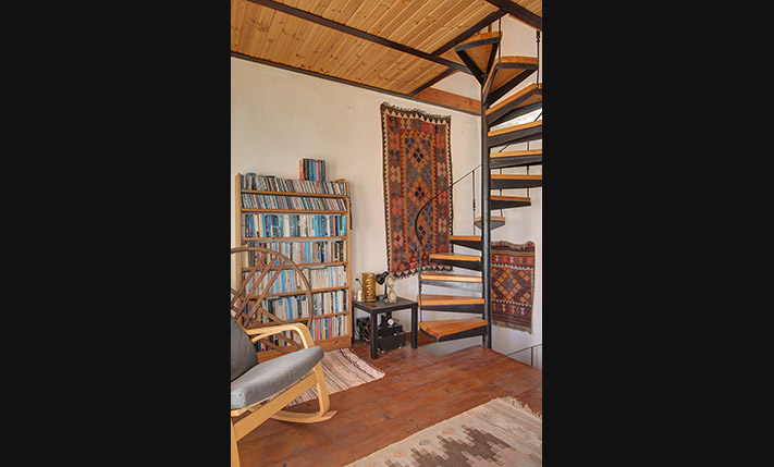 A HOUSE WITH A CHARACTER IN A PICTURESQUE ALLEY