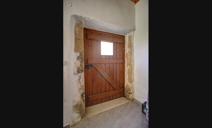 A HOUSE WITH A CHARACTER IN A PICTURESQUE ALLEY