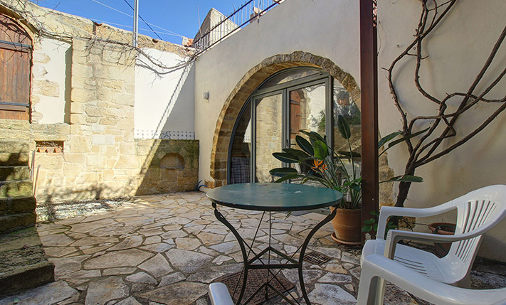 ΟΙΚΙΑ ΜΕ ΧΑΡΑΚΤΗΡΑ ΣΕ ΓΡΑΦΙΚΟ ΣΟΚΑΚΙ