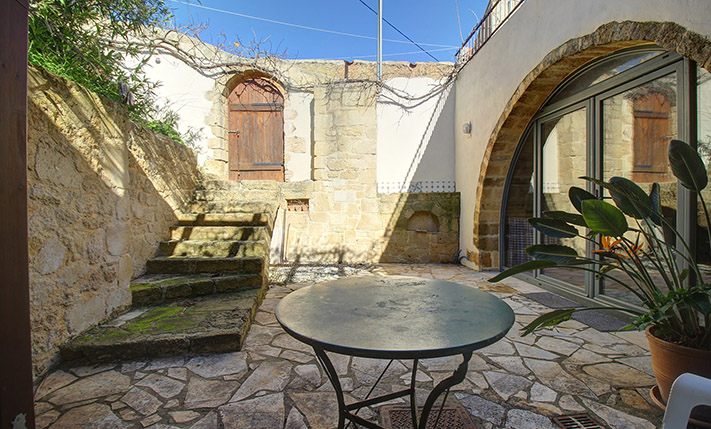 ΟΙΚΙΑ ΜΕ ΧΑΡΑΚΤΗΡΑ ΣΕ ΓΡΑΦΙΚΟ ΣΟΚΑΚΙ