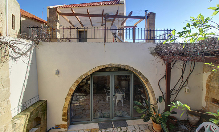 A HOUSE WITH A CHARACTER IN A PICTURESQUE ALLEY