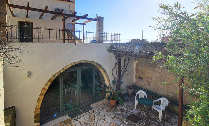 ΟΙΚΙΑ ΜΕ ΧΑΡΑΚΤΗΡΑ ΣΕ ΓΡΑΦΙΚΟ ΣΟΚΑΚΙ