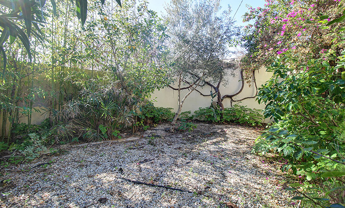 ΟΙΚΙΑ ΜΕ ΧΑΡΑΚΤΗΡΑ ΣΕ ΓΡΑΦΙΚΟ ΣΟΚΑΚΙ