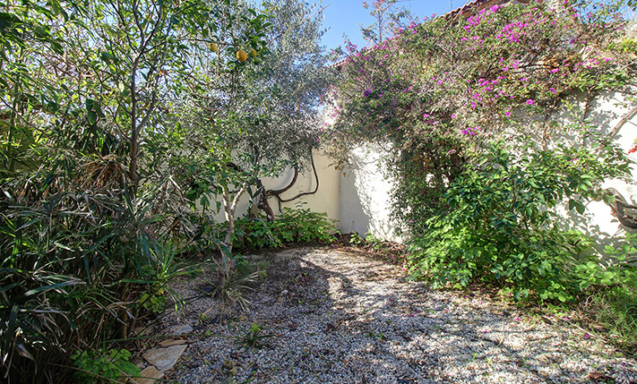 A HOUSE WITH A CHARACTER IN A PICTURESQUE ALLEY