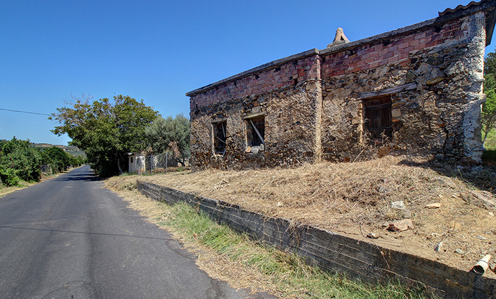 A SMALL GROUND-LEVEL FARM HOUSE, EASY TO REACH