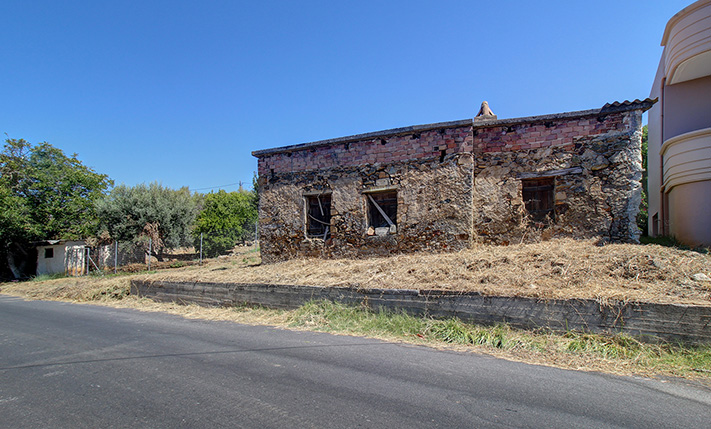 A SMALL GROUND-LEVEL FARM HOUSE, EASY TO REACH