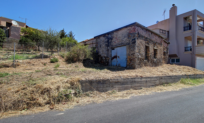 A SMALL GROUND-LEVEL FARM HOUSE, EASY TO REACH