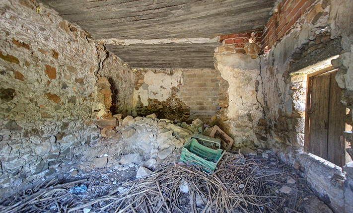 A SMALL GROUND-LEVEL FARM HOUSE, EASY TO REACH