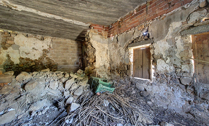 A SMALL GROUND-LEVEL FARM HOUSE, EASY TO REACH