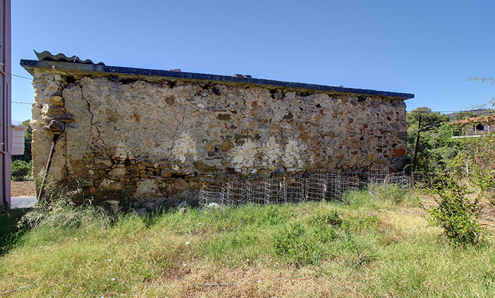 A SMALL GROUND-LEVEL FARM HOUSE, EASY TO REACH