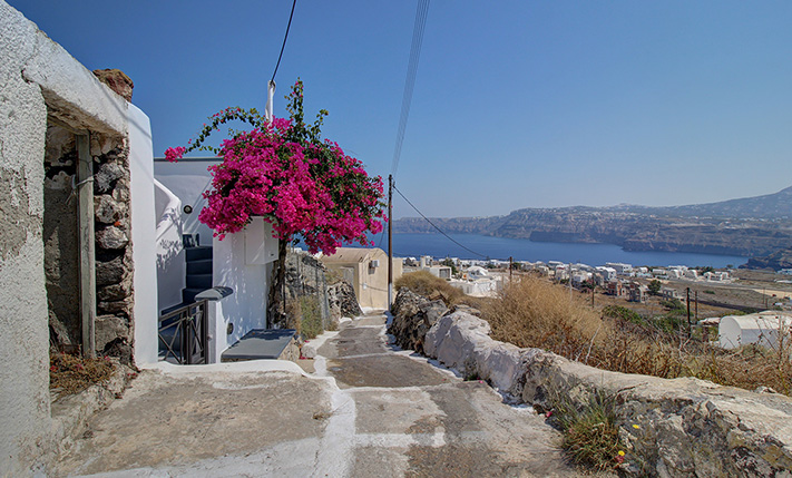 CAVEHOUSE WITH VIEWS FROM THE FRONT TERRACE