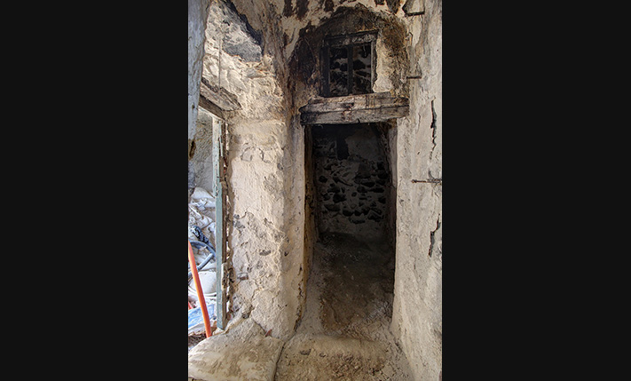 CAVEHOUSE WITH VIEWS FROM THE FRONT TERRACE