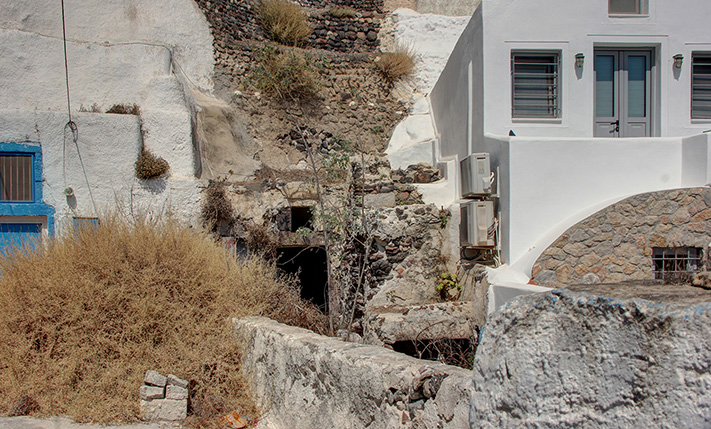 CAVEHOUSE WITH VIEWS FROM THE FRONT TERRACE