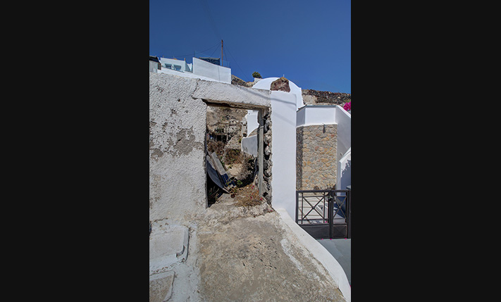 CAVEHOUSE WITH VIEWS FROM THE FRONT TERRACE