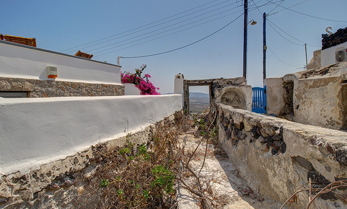 CAVEHOUSE WITH VIEWS FROM THE FRONT TERRACE
