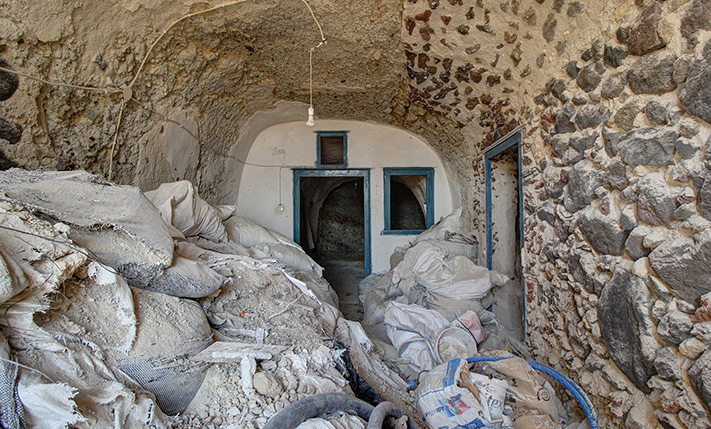 CAVEHOUSE WITH VIEWS FROM THE FRONT TERRACE