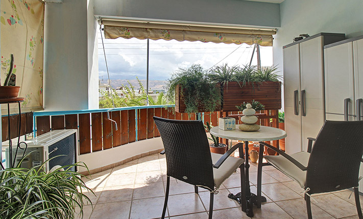 BRIGHT WITH A SPACIOUS VERANDA & MOUNTAIN VIEWS