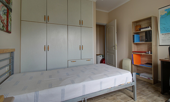 BRIGHT WITH A SPACIOUS VERANDA & MOUNTAIN VIEWS