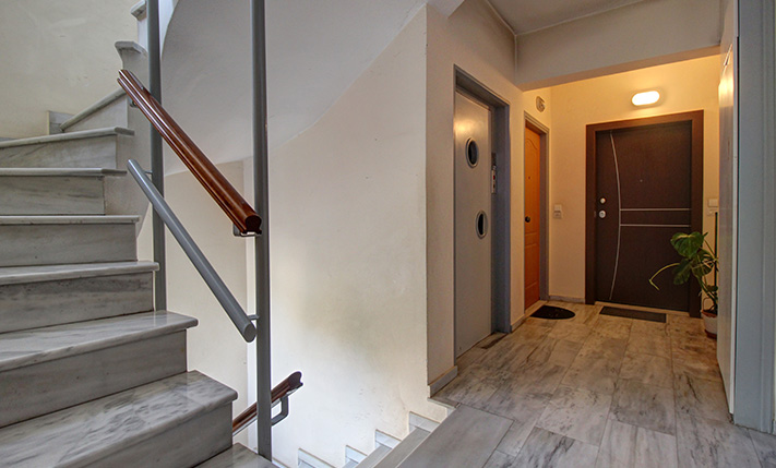 BRIGHT WITH A SPACIOUS VERANDA & MOUNTAIN VIEWS