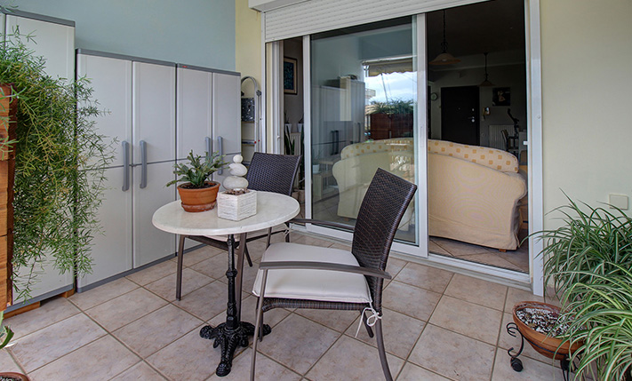 BRIGHT WITH A SPACIOUS VERANDA & MOUNTAIN VIEWS