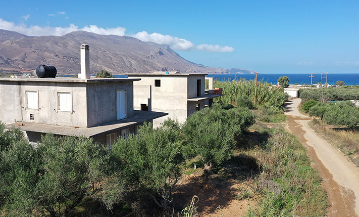 3 UNFINISHED HOUSES & PLENTY OF BUILDABLE SPACE