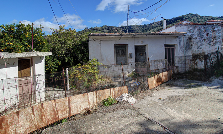 SINGLE-LEVEL RUIN WITH A LEMON TREE GARDEN