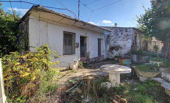 SINGLE-LEVEL RUIN WITH A LEMON TREE GARDEN