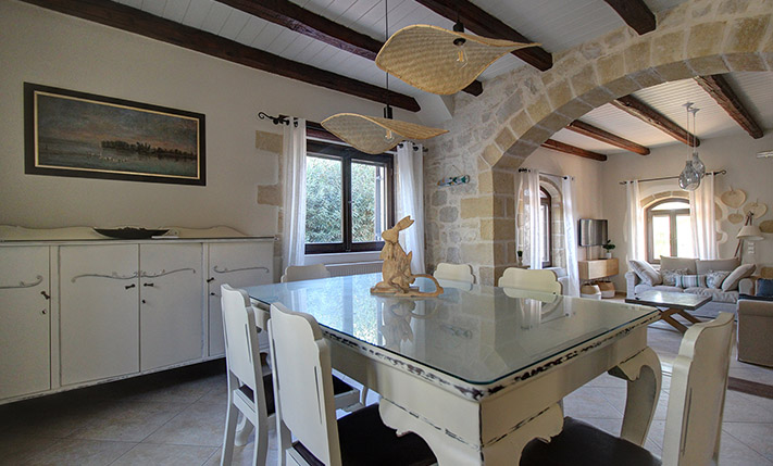 ΠΕΤΡΙΝΗ ΜΕΓΑΛΗ ΚΑΤΟΙΚΙΑ ΜΕ ΠΟΛΥΤΕΛΗ ΣΤΟΙΧΕΙΑ