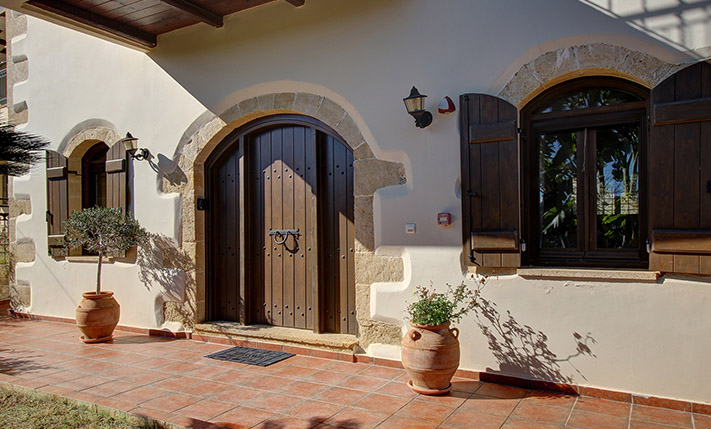 SPACIOUS STONE HOUSE WITH LUXURIOUS ELEMENTS