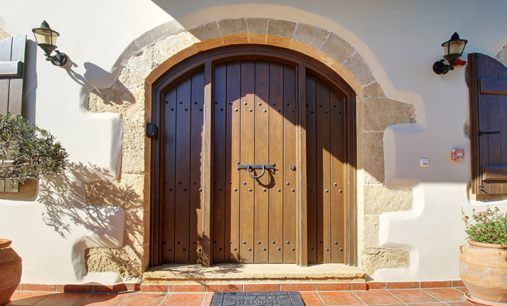 SPACIOUS STONE HOUSE WITH LUXURIOUS ELEMENTS