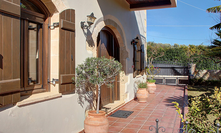 SPACIOUS STONE HOUSE WITH LUXURIOUS ELEMENTS