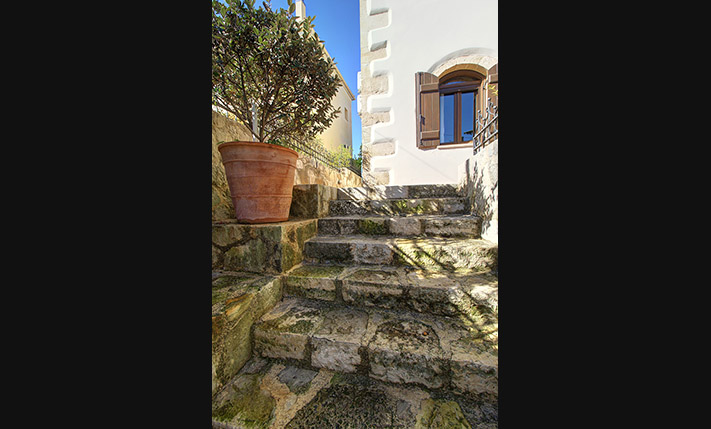 SPACIOUS STONE HOUSE WITH LUXURIOUS ELEMENTS