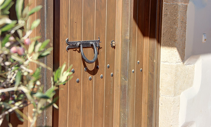 SPACIOUS STONE HOUSE WITH LUXURIOUS ELEMENTS