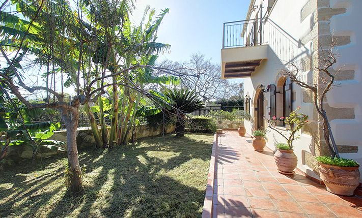 SPACIOUS STONE HOUSE WITH LUXURIOUS ELEMENTS