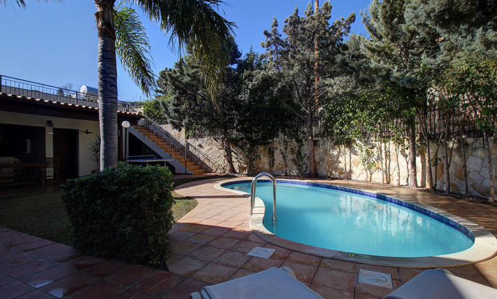 SPACIOUS STONE HOUSE WITH LUXURIOUS ELEMENTS