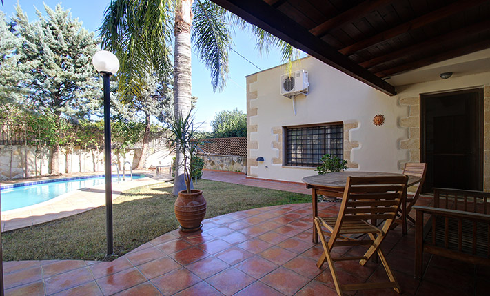 SPACIOUS STONE HOUSE WITH LUXURIOUS ELEMENTS