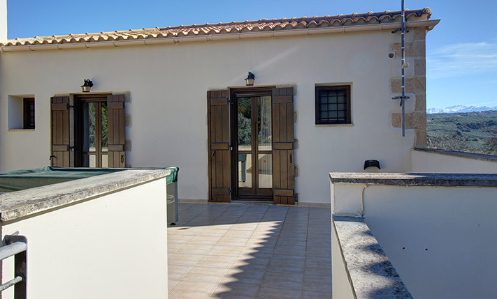 SPACIOUS STONE HOUSE WITH LUXURIOUS ELEMENTS