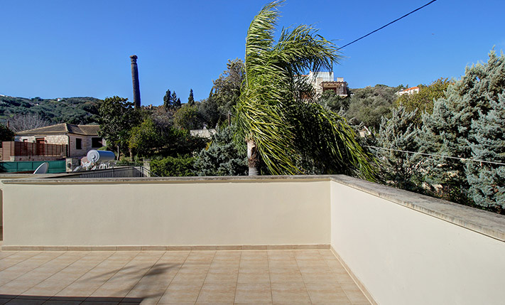 SPACIOUS STONE HOUSE WITH LUXURIOUS ELEMENTS