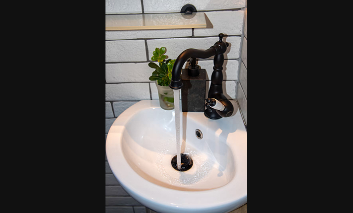 CUTE & SMALL TOWNHOUSE IN A QUIET ALLEY