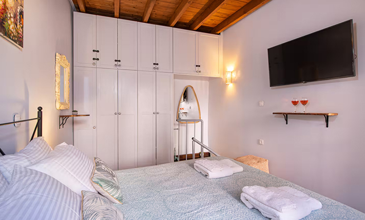 CUTE & SMALL TOWNHOUSE IN A QUIET ALLEY