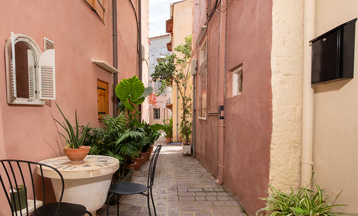 CUTE & SMALL TOWNHOUSE IN A QUIET ALLEY