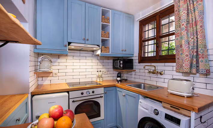 CUTE & SMALL TOWNHOUSE IN A QUIET ALLEY