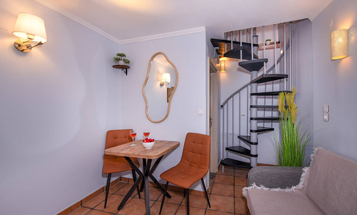 CUTE & SMALL TOWNHOUSE IN A QUIET ALLEY