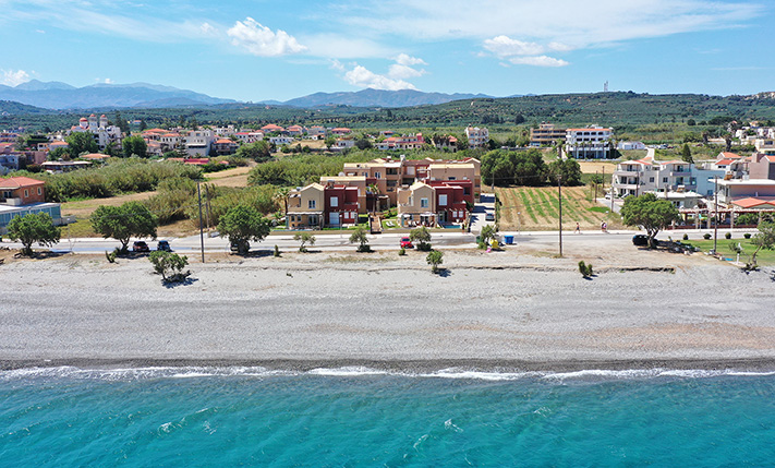 BEACHFRONT HOUSE WITH GARDEN & SWIMMING POOL