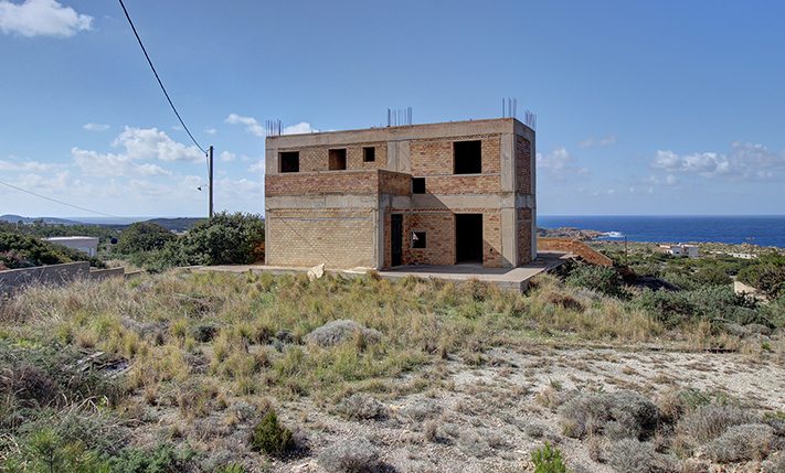 LUXURIOUS ATTRIBUTES & AMPLE SPACES