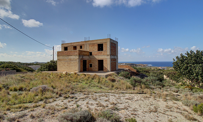 LUXURIOUS ATTRIBUTES & AMPLE SPACES