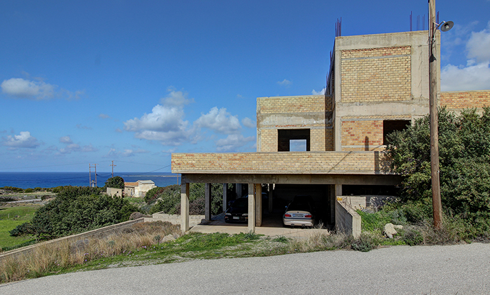 LUXURIOUS ATTRIBUTES & AMPLE SPACES