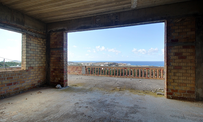 LUXURIOUS ATTRIBUTES & AMPLE SPACES